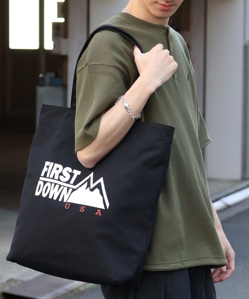 FIRST DOWN(ファーストダウン)の「【FIRST DOWN/ファーストダウン】CANVAS LOGO TOTE/キャンバスロゴトート(トートバッグ・メンズ・ブラック/アイボリー・FREE)」の1枚目の写真