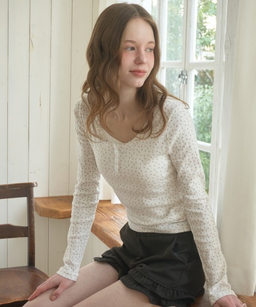 Birthday room(バースデイルーム)の「小花柄ヘンリーカットソー/Small floral print henley top(Tシャツ/カットソー・レディース・Cream/ホワイト・FREE)」の6枚目の写真