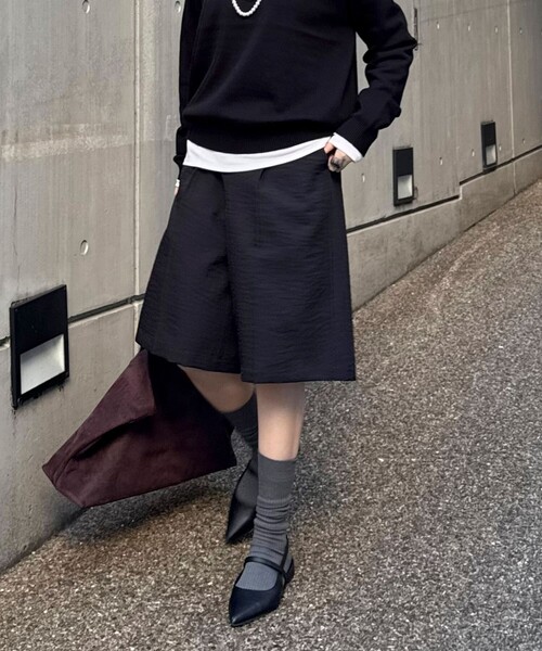 fredy emue(フレディエミュ)の「タックスラックスハーフパンツ(その他パンツ・レディース・ダークブラウン/ブラック・38)」の2枚目の写真