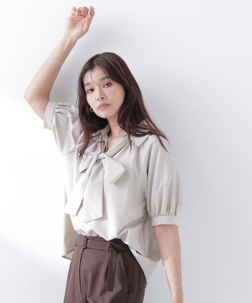NATURAL BEAUTY BASIC（ナチュラルビューティーベーシック）の「【Oggi.jp掲載】スキッパーリボンタイブラウス半袖（シャツ/ブラウス・レディース・ベージュ/チャコールグレー/ブルー・SMALL/MEDIUM）」の3枚目の写真