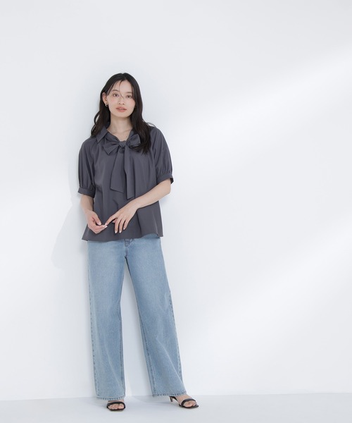 NATURAL BEAUTY BASIC（ナチュラルビューティーベーシック）の「【Oggi.jp掲載】スキッパーリボンタイブラウス半袖（シャツ/ブラウス・レディース・ベージュ/チャコールグレー/ブルー・SMALL/MEDIUM）」の4枚目の写真