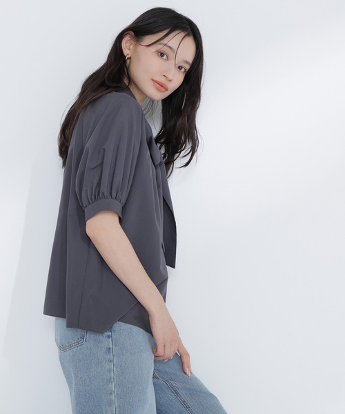 NATURAL BEAUTY BASIC（ナチュラルビューティーベーシック）の「【Oggi.jp掲載】スキッパーリボンタイブラウス半袖（シャツ/ブラウス・レディース・ベージュ/チャコールグレー/ブルー・SMALL/MEDIUM）」の5枚目の写真