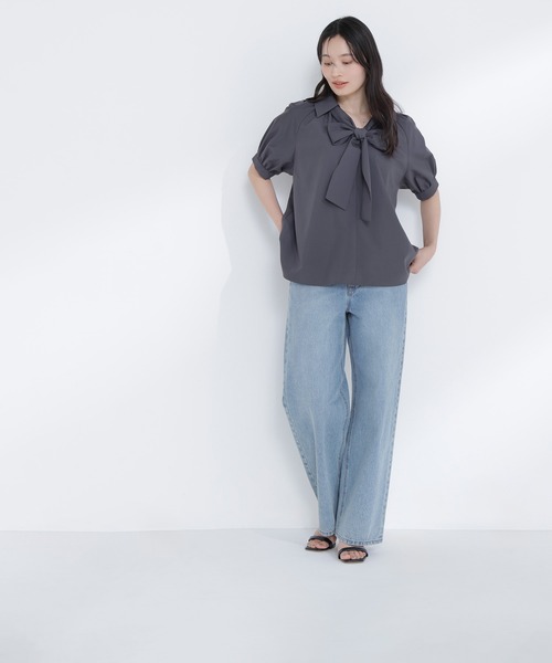 NATURAL BEAUTY BASIC（ナチュラルビューティーベーシック）の「【Oggi.jp掲載】スキッパーリボンタイブラウス半袖（シャツ/ブラウス・レディース・ベージュ/チャコールグレー/ブルー・SMALL/MEDIUM）」の6枚目の写真