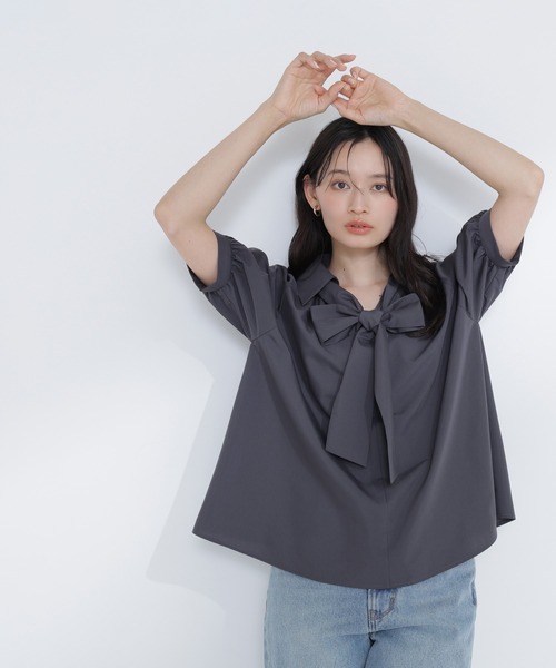 NATURAL BEAUTY BASIC（ナチュラルビューティーベーシック）の「【Oggi.jp掲載】スキッパーリボンタイブラウス半袖（シャツ/ブラウス・レディース・ベージュ/チャコールグレー/ブルー・SMALL/MEDIUM）」の7枚目の写真