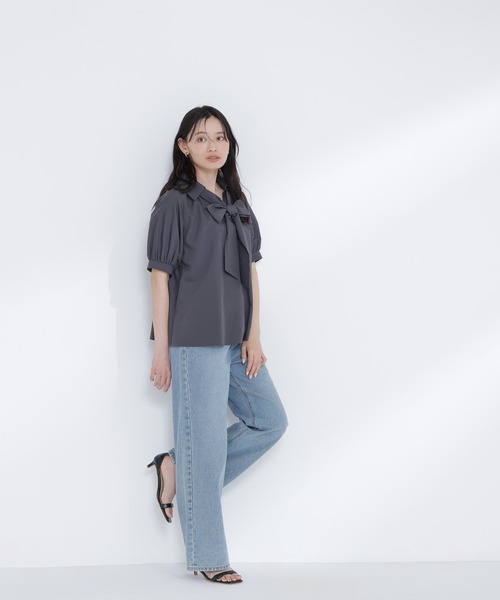 NATURAL BEAUTY BASIC（ナチュラルビューティーベーシック）の「【Oggi.jp掲載】スキッパーリボンタイブラウス半袖（シャツ/ブラウス・レディース・ベージュ/チャコールグレー/ブルー・SMALL/MEDIUM）」の8枚目の写真