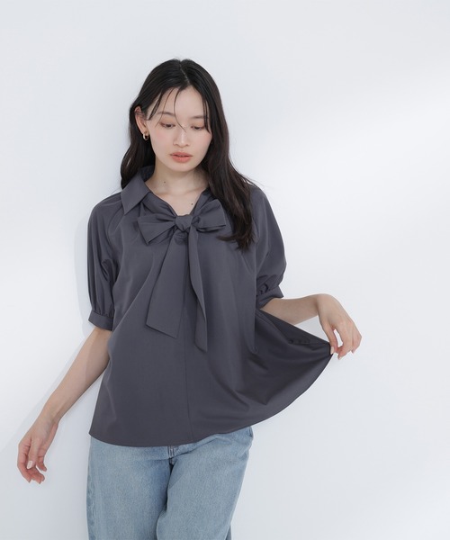 NATURAL BEAUTY BASIC（ナチュラルビューティーベーシック）の「【Oggi.jp掲載】スキッパーリボンタイブラウス半袖（シャツ/ブラウス・レディース・ベージュ/チャコールグレー/ブルー・SMALL/MEDIUM）」の9枚目の写真