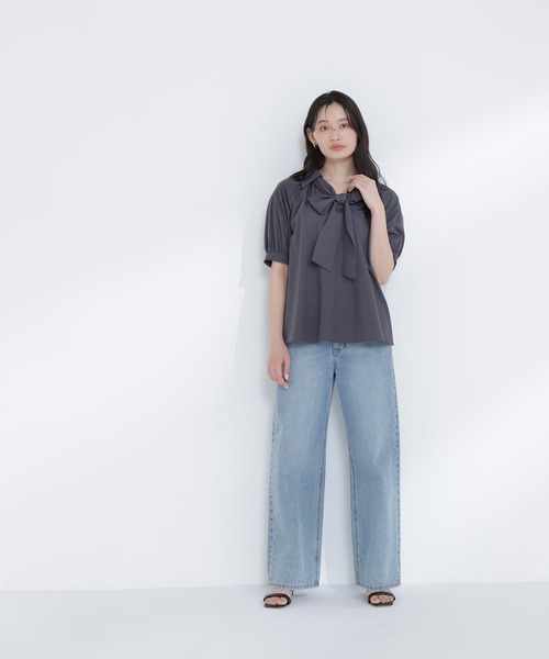 NATURAL BEAUTY BASIC（ナチュラルビューティーベーシック）の「【Oggi.jp掲載】スキッパーリボンタイブラウス半袖（シャツ/ブラウス・レディース・ベージュ/チャコールグレー/ブルー・SMALL/MEDIUM）」の10枚目の写真