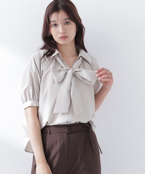 NATURAL BEAUTY BASIC（ナチュラルビューティーベーシック）の「【Oggi.jp掲載】スキッパーリボンタイブラウス半袖（シャツ/ブラウス・レディース・ベージュ/チャコールグレー/ブルー・SMALL/MEDIUM）」の13枚目の写真