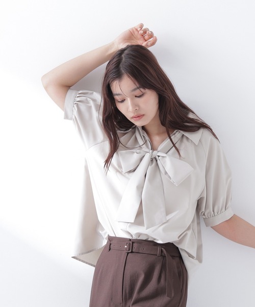 NATURAL BEAUTY BASIC（ナチュラルビューティーベーシック）の「【Oggi.jp掲載】スキッパーリボンタイブラウス半袖（シャツ/ブラウス・レディース・ベージュ/チャコールグレー/ブルー・SMALL/MEDIUM）」の15枚目の写真