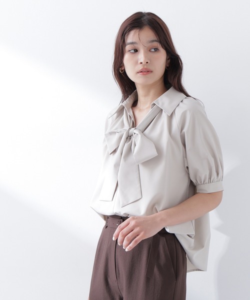 NATURAL BEAUTY BASIC（ナチュラルビューティーベーシック）の「【Oggi.jp掲載】スキッパーリボンタイブラウス半袖（シャツ/ブラウス・レディース・ベージュ/チャコールグレー/ブルー・SMALL/MEDIUM）」の17枚目の写真