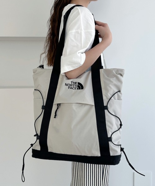 THE NORTH FACE(ザノースフェイス)の「◇THE NORTH FACE◇正規品/PC収納可/大容量/ボレアリス ショルダー バッグ BOREALIS SHOULDER BAG(ショルダーバッグ・レディース・ライトグレー/アイボリー/ブラック・FREE)」の2枚目の写真