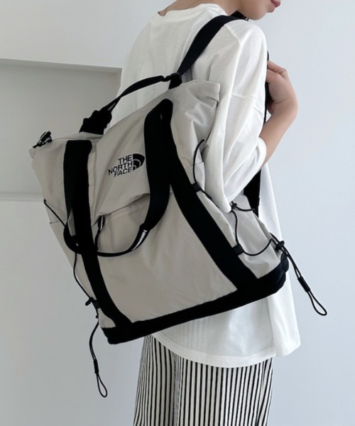 THE NORTH FACE(ザノースフェイス)の「◇THE NORTH FACE◇正規品/PC収納可/大容量/ボレアリス ショルダー バッグ BOREALIS SHOULDER BAG(ショルダーバッグ・レディース・ライトグレー/アイボリー/ブラック・FREE)」の14枚目の写真