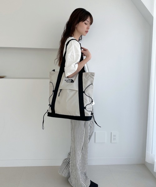 THE NORTH FACE(ザノースフェイス)の「◇THE NORTH FACE◇正規品/PC収納可/大容量/ボレアリス ショルダー バッグ BOREALIS SHOULDER BAG(ショルダーバッグ・レディース・ライトグレー/アイボリー/ブラック・FREE)」の15枚目の写真
