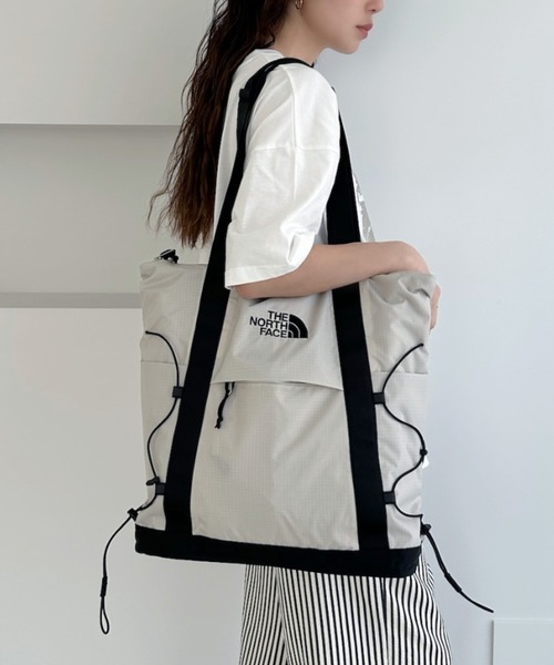 THE NORTH FACE(ザノースフェイス)の「◇THE NORTH FACE◇正規品/PC収納可/大容量/ボレアリス ショルダー バッグ BOREALIS SHOULDER BAG(ショルダーバッグ・レディース・ライトグレー/アイボリー/ブラック・FREE)」の16枚目の写真