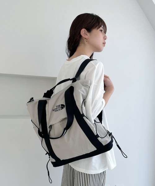 THE NORTH FACE(ザノースフェイス)の「◇THE NORTH FACE◇正規品/PC収納可/大容量/ボレアリス ショルダー バッグ BOREALIS SHOULDER BAG(ショルダーバッグ・レディース・ライトグレー/アイボリー/ブラック・FREE)」の17枚目の写真