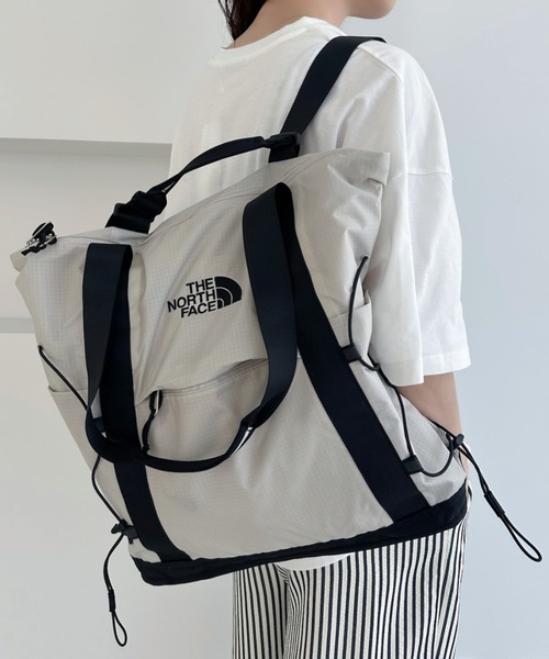 THE NORTH FACE(ザノースフェイス)の「◇THE NORTH FACE◇正規品/PC収納可/大容量/ボレアリス ショルダー バッグ BOREALIS SHOULDER BAG(ショルダーバッグ・レディース・ライトグレー/アイボリー/ブラック・FREE)」の18枚目の写真