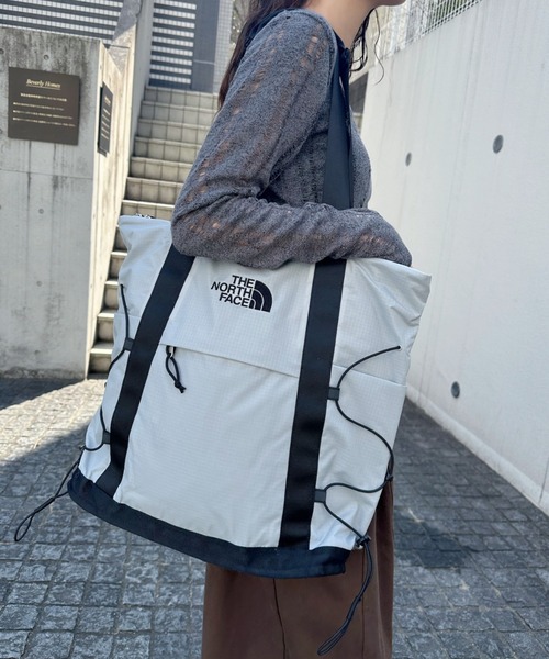 THE NORTH FACE(ザノースフェイス)の「◇THE NORTH FACE◇正規品/PC収納可/大容量/ボレアリス ショルダー バッグ BOREALIS SHOULDER BAG(ショルダーバッグ・レディース・ライトグレー/アイボリー/ブラック・FREE)」の8枚目の写真