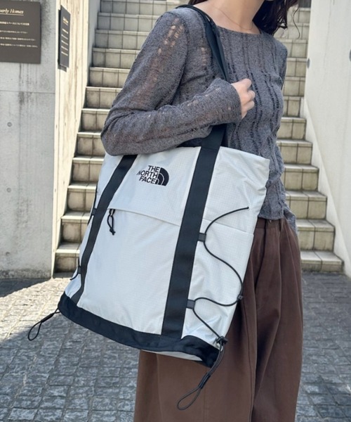 THE NORTH FACE(ザノースフェイス)の「◇THE NORTH FACE◇正規品/PC収納可/大容量/ボレアリス ショルダー バッグ BOREALIS SHOULDER BAG(ショルダーバッグ・レディース・ライトグレー/アイボリー/ブラック・FREE)」の9枚目の写真