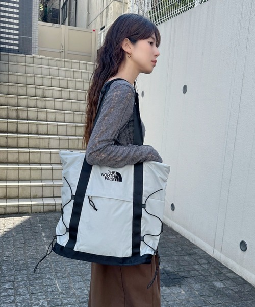 THE NORTH FACE(ザノースフェイス)の「◇THE NORTH FACE◇正規品/PC収納可/大容量/ボレアリス ショルダー バッグ BOREALIS SHOULDER BAG(ショルダーバッグ・レディース・ライトグレー/アイボリー/ブラック・FREE)」の10枚目の写真