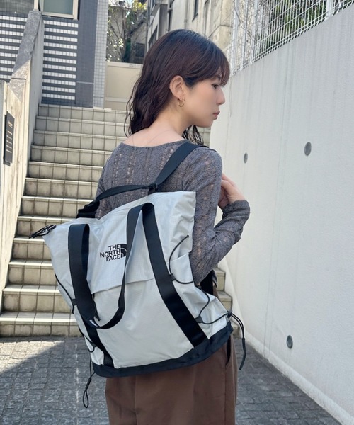 THE NORTH FACE(ザノースフェイス)の「◇THE NORTH FACE◇正規品/PC収納可/大容量/ボレアリス ショルダー バッグ BOREALIS SHOULDER BAG(ショルダーバッグ・レディース・ライトグレー/アイボリー/ブラック・FREE)」の11枚目の写真
