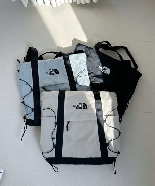 THE NORTH FACE(ザノースフェイス)の「◇THE NORTH FACE◇正規品/PC収納可/大容量/ボレアリス ショルダー バッグ BOREALIS SHOULDER BAG(ショルダーバッグ・レディース・ライトグレー/アイボリー/ブラック・FREE)」の12枚目の写真