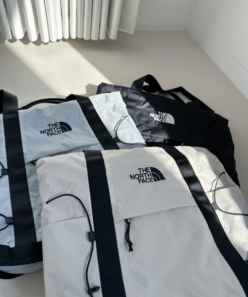 THE NORTH FACE(ザノースフェイス)の「◇THE NORTH FACE◇正規品/PC収納可/大容量/ボレアリス ショルダー バッグ BOREALIS SHOULDER BAG(ショルダーバッグ・レディース・ライトグレー/アイボリー/ブラック・FREE)」の13枚目の写真