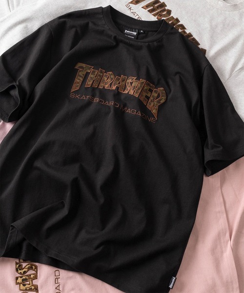 THRASHER(スラッシャー)の「【70】【THRASHER/スラッシャー】カモフラ/レオパード ブランドロゴ アップリケ刺繍 クルーネックTシャツ/ショート丈有り(Tシャツ/カットソー・メンズ・ピンク/ブラック/ブラック系その他/アッシュグレー・M/FREE/XL/L)」の3枚目の写真