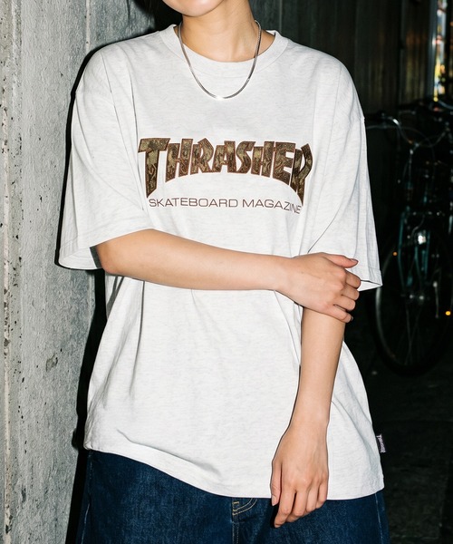 THRASHER(スラッシャー)の「【70】【THRASHER/スラッシャー】カモフラ/レオパード ブランドロゴ アップリケ刺繍 クルーネックTシャツ/ショート丈有り(Tシャツ/カットソー・メンズ・ピンク/ブラック/ブラック系その他/アッシュグレー・M/FREE/XL/L)」の5枚目の写真