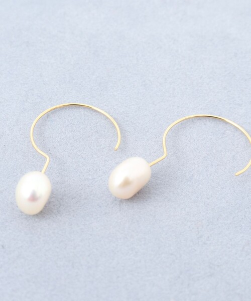 NOLLEY’S（ノーリーズ）の「【grace grace/グラスグラス】ハテナパールピアス（ピアス（両耳用）・レディース・オフホワイト・FREE）」の4枚目の写真