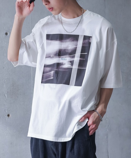 MDR(エムディアール)の「『マルチグラフィック柄フロントプリントオーバーサイズTシャツ』(Tシャツ/カットソー・メンズ・ホワイト/ブラック・L/M)」の1枚目の写真
