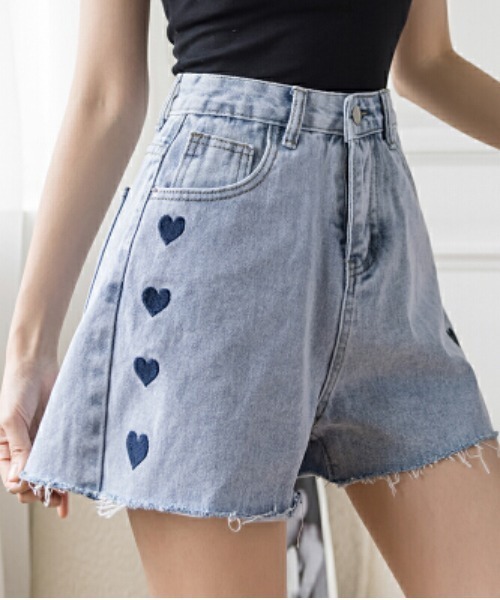 semuse(セミューズ)の「ハート柄ハイウエストデニムショートパンツ(デニムパンツ・レディース・ライトブルー・M/S)」の1枚目の写真