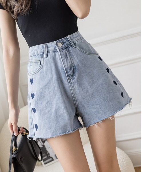 semuse(セミューズ)の「ハート柄ハイウエストデニムショートパンツ(デニムパンツ・レディース・ライトブルー・M/S)」の3枚目の写真