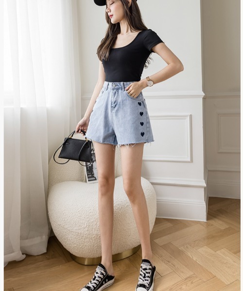 semuse(セミューズ)の「ハート柄ハイウエストデニムショートパンツ(デニムパンツ・レディース・ライトブルー・M/S)」の8枚目の写真