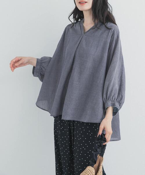 URBAN RESEARCH DOORS(アーバンリサーチドアーズ)の「シアーデニムピンタックドルマンブラウス(シャツ/ブラウス・レディース・ライトインディゴブルー/インディゴブルー・FREE)」の2枚目の写真