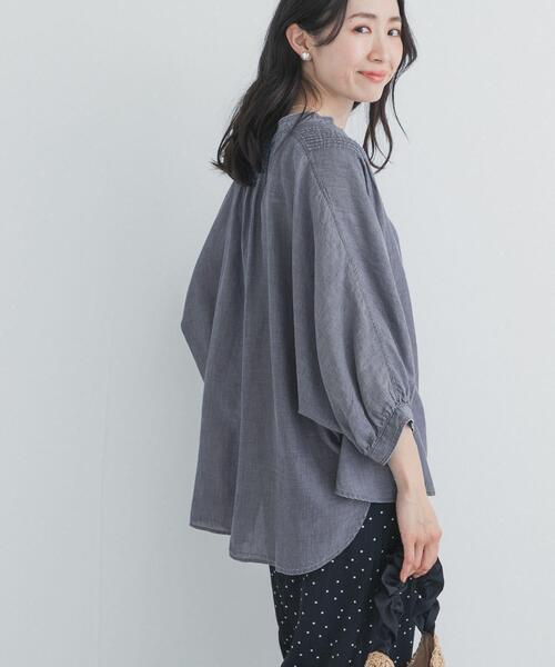 URBAN RESEARCH DOORS(アーバンリサーチドアーズ)の「シアーデニムピンタックドルマンブラウス(シャツ/ブラウス・レディース・ライトインディゴブルー/インディゴブルー・FREE)」の6枚目の写真