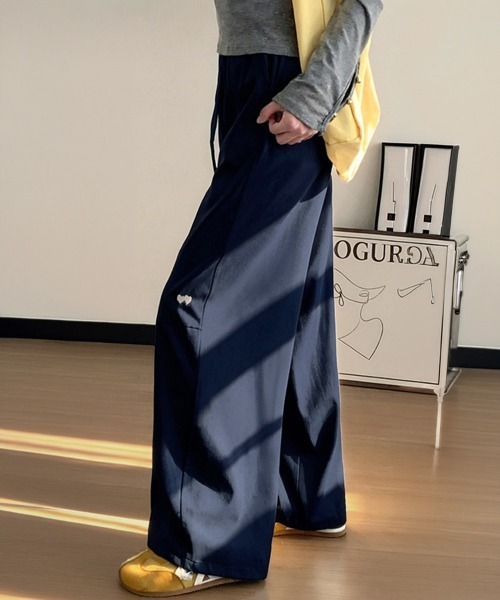 Miniministore（ミニミニストア）の「ハート刺しゅう ワイドパンツ 春夏秋（スラックス・レディース・ネイビー/アイボリー/ブラック/ライトブルー・M/L）」の2枚目の写真