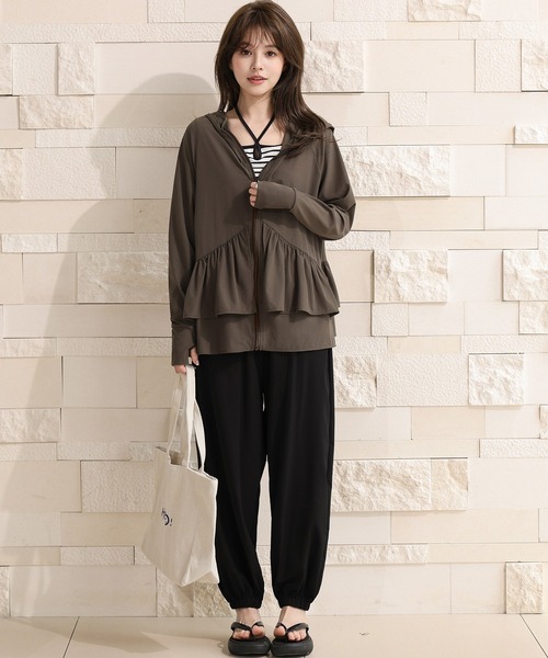 TeddyShop(テディショップ)の「【UVカット率99%/接触・急速冷感/フード・サムホール付き】きれいめなのに紫外線対策OK。ふわっと超軽量。長袖ティアードフリルラッシュガードパーカー(パーカー・レディース・ベージュ系その他/クリーム/ブラック/カーキ・LL/M/L/S)」の17枚目の写真