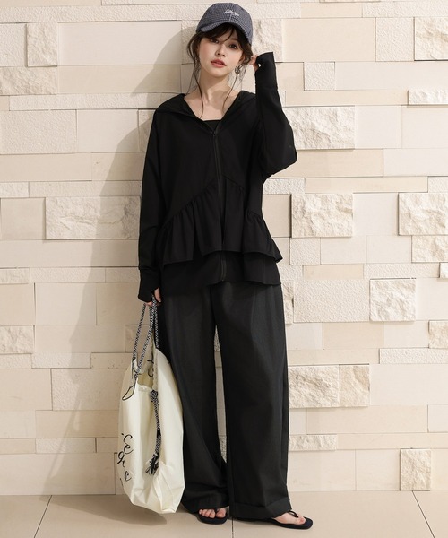 TeddyShop(テディショップ)の「【UVカット率99%/接触・急速冷感/フード・サムホール付き】きれいめなのに紫外線対策OK。ふわっと超軽量。長袖ティアードフリルラッシュガードパーカー(パーカー・レディース・ベージュ系その他/クリーム/ブラック/カーキ・LL/M/L/S)」の8枚目の写真