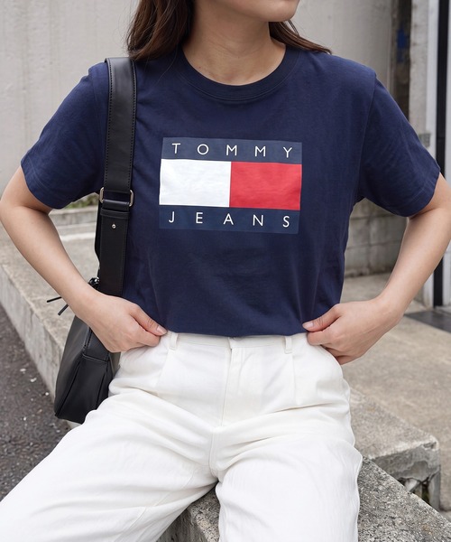 TOMMY HILFIGER(トミーヒルフィガー)の「【TOMMY HILFIGER】TOMMY JEANS FLAG TEE REGULAR FIT DW22562(Tシャツ/カットソー・レディース・ブラック/アイボリー/ネイビー・L/M/S/XS)」の3枚目の写真