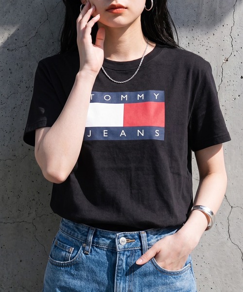 TOMMY HILFIGER(トミーヒルフィガー)の「【TOMMY HILFIGER】TOMMY JEANS FLAG TEE REGULAR FIT DW22562(Tシャツ/カットソー・レディース・ブラック/アイボリー/ネイビー・L/M/S/XS)」の2枚目の写真