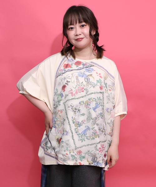iS ScoLar(イズスカラー)の「562257:スカーフ柄アップリケプルオーバー(Tシャツ/カットソー・レディース・アイボリー/ブラック/チャコールグレー・M)」の1枚目の写真
