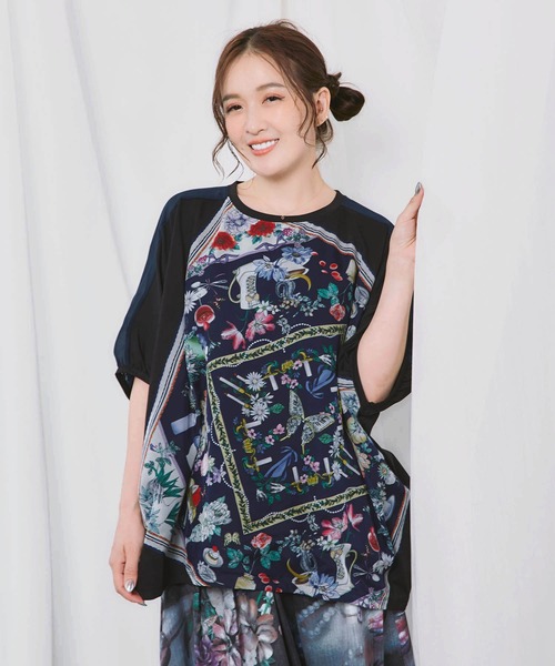 iS ScoLar(イズスカラー)の「562257:スカーフ柄アップリケプルオーバー(Tシャツ/カットソー・レディース・アイボリー/ブラック/チャコールグレー・M)」の2枚目の写真