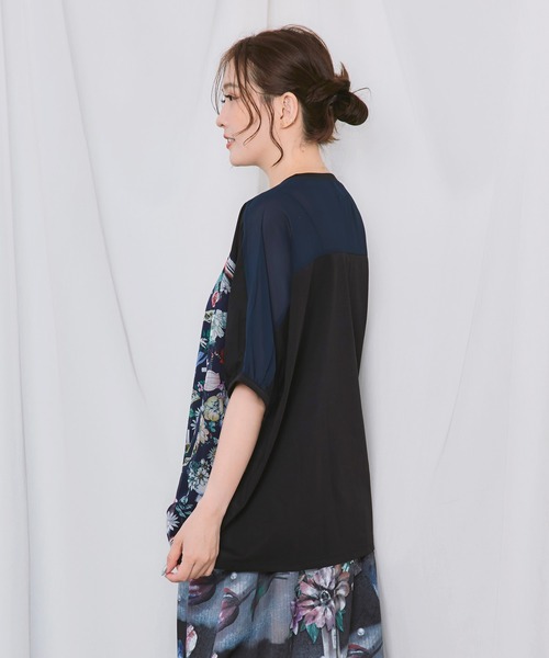 iS ScoLar(イズスカラー)の「562257:スカーフ柄アップリケプルオーバー(Tシャツ/カットソー・レディース・アイボリー/ブラック/チャコールグレー・M)」の5枚目の写真