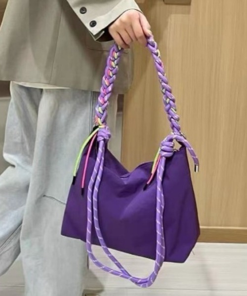 LETee(レティー)の「カラフルロープがアクセント!軽やかに持てるトレンドライクなショルダーバッグ(ショルダーバッグ・レディース・ブラック/レッド/グレー/パープル/グリーン/アイボリー・FREE)」の5枚目の写真