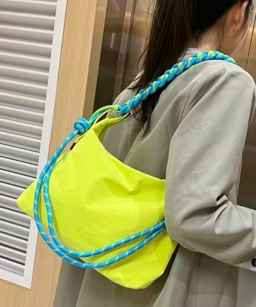 LETee(レティー)の「カラフルロープがアクセント!軽やかに持てるトレンドライクなショルダーバッグ(ショルダーバッグ・レディース・ブラック/レッド/グレー/パープル/グリーン/アイボリー・FREE)」の4枚目の写真
