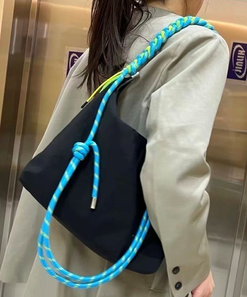 LETee(レティー)の「カラフルロープがアクセント!軽やかに持てるトレンドライクなショルダーバッグ(ショルダーバッグ・レディース・ブラック/レッド/グレー/パープル/グリーン/アイボリー・FREE)」の1枚目の写真