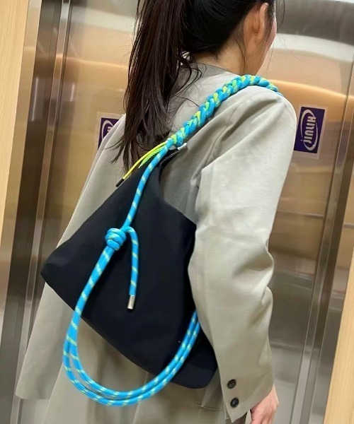 LETee(レティー)の「カラフルロープがアクセント!軽やかに持てるトレンドライクなショルダーバッグ(ショルダーバッグ・レディース・ブラック/レッド/グレー/パープル/グリーン/アイボリー・FREE)」の16枚目の写真