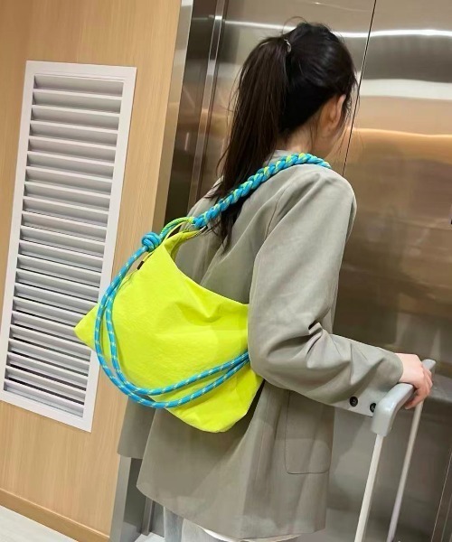 LETee(レティー)の「カラフルロープがアクセント!軽やかに持てるトレンドライクなショルダーバッグ(ショルダーバッグ・レディース・ブラック/レッド/グレー/パープル/グリーン/アイボリー・FREE)」の17枚目の写真