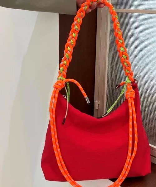 LETee(レティー)の「カラフルロープがアクセント!軽やかに持てるトレンドライクなショルダーバッグ(ショルダーバッグ・レディース・ブラック/レッド/グレー/パープル/グリーン/アイボリー・FREE)」の20枚目の写真