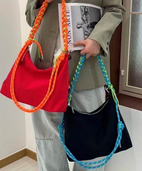 LETee(レティー)の「カラフルロープがアクセント!軽やかに持てるトレンドライクなショルダーバッグ(ショルダーバッグ・レディース・ブラック/レッド/グレー/パープル/グリーン/アイボリー・FREE)」の9枚目の写真